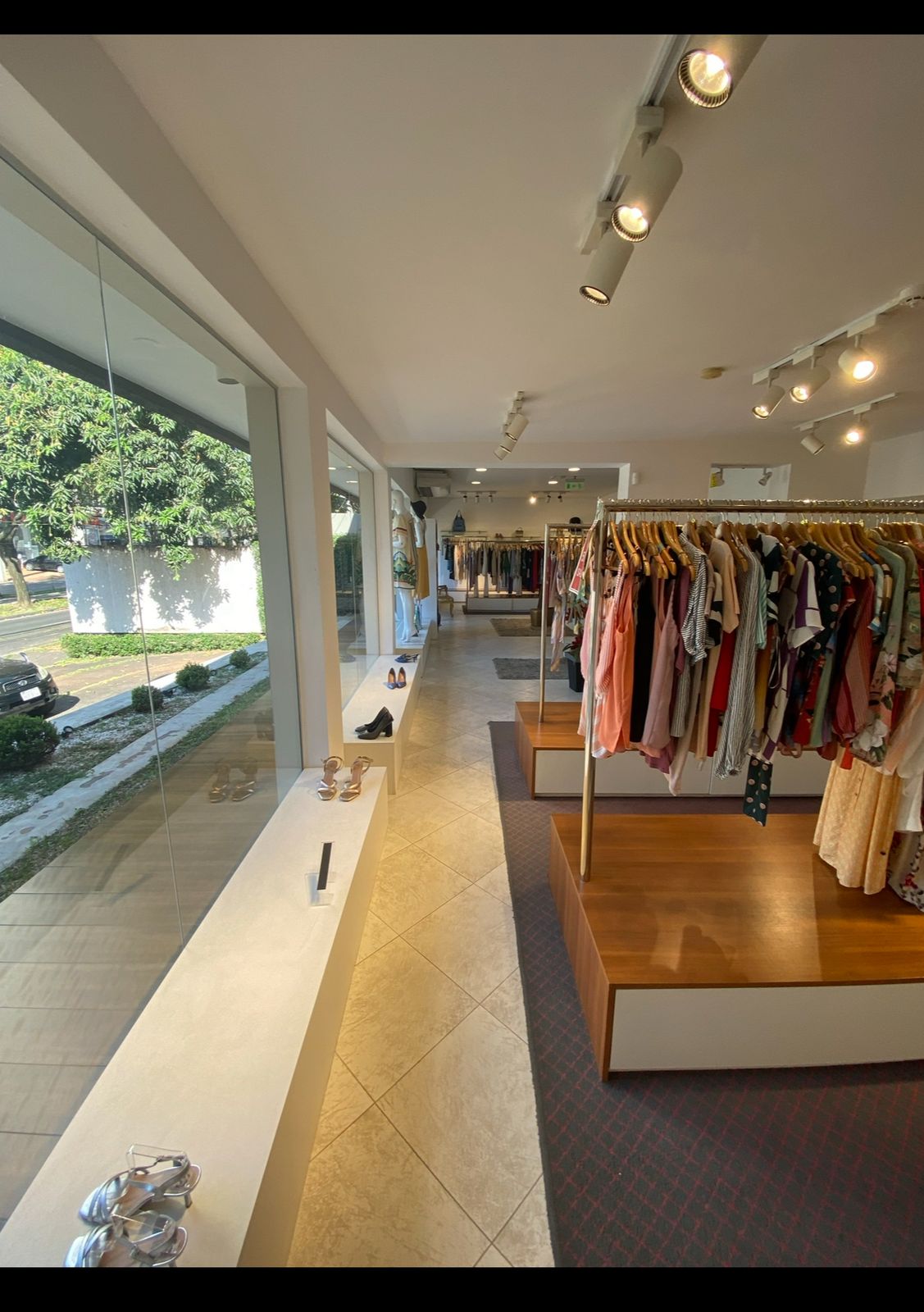 EN ALQUILER AMPLIO SALON COMERCIAL SOBRE AV BOGGIANI — foto 3