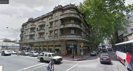 Local Comercial Esquina En Paraguay Y Galicia. 350m2 Con Amplias Vidrieras.