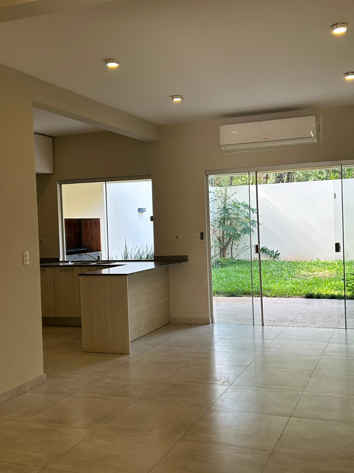 AMPLIO DÚPLEX CON PATIO 3 DORMITORIOS EN LUQUE CUARTO BARRIO — foto 2