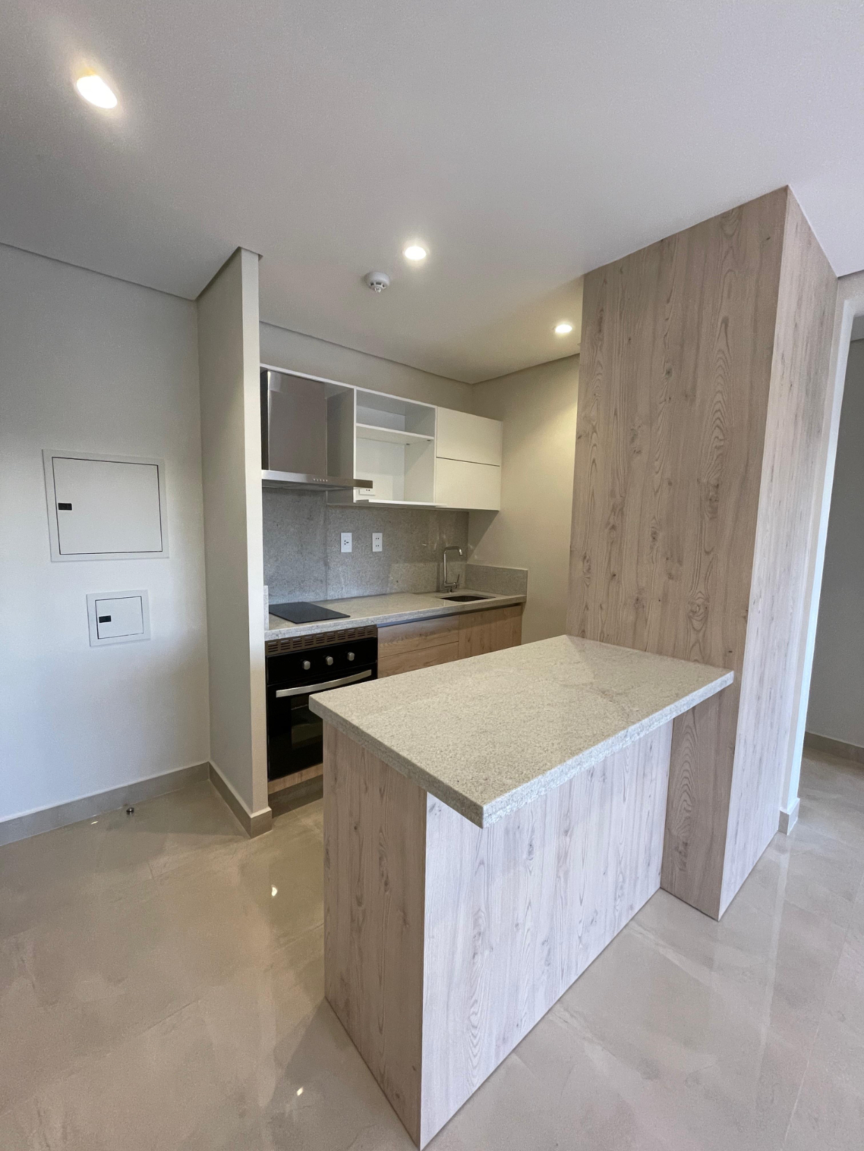 LUQUE, ZONA CONMEBOL, EN ALQUILER DEPTO DE 1 DORMITORIO CON COCHERA. — foto 3