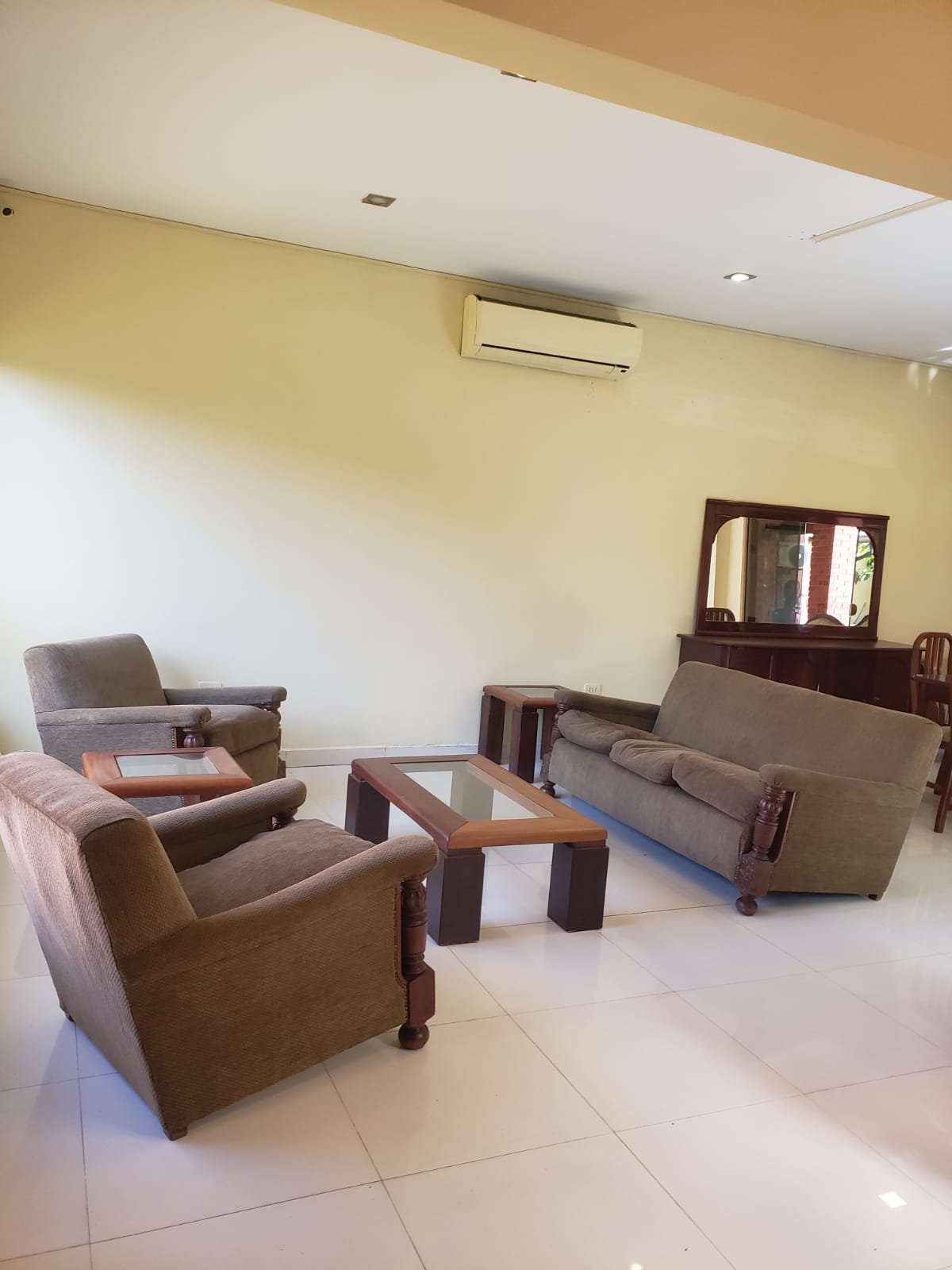ALQUILO HERMOSA Y AMPLIA CASA ZONA EJE CORPORATIVO DE ASUNCION — foto 2