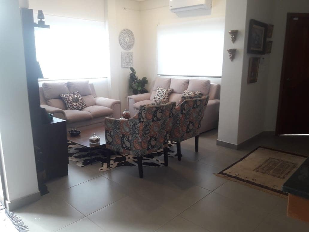 Exclusiva Residencia de 4 Dormitorios con Piscina en Alquiler en Luque: Su Oasis Privado. — foto 2