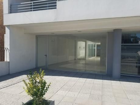 Buena Locación! Local A Estrenar A Mts De Br Artigas. 140m2.