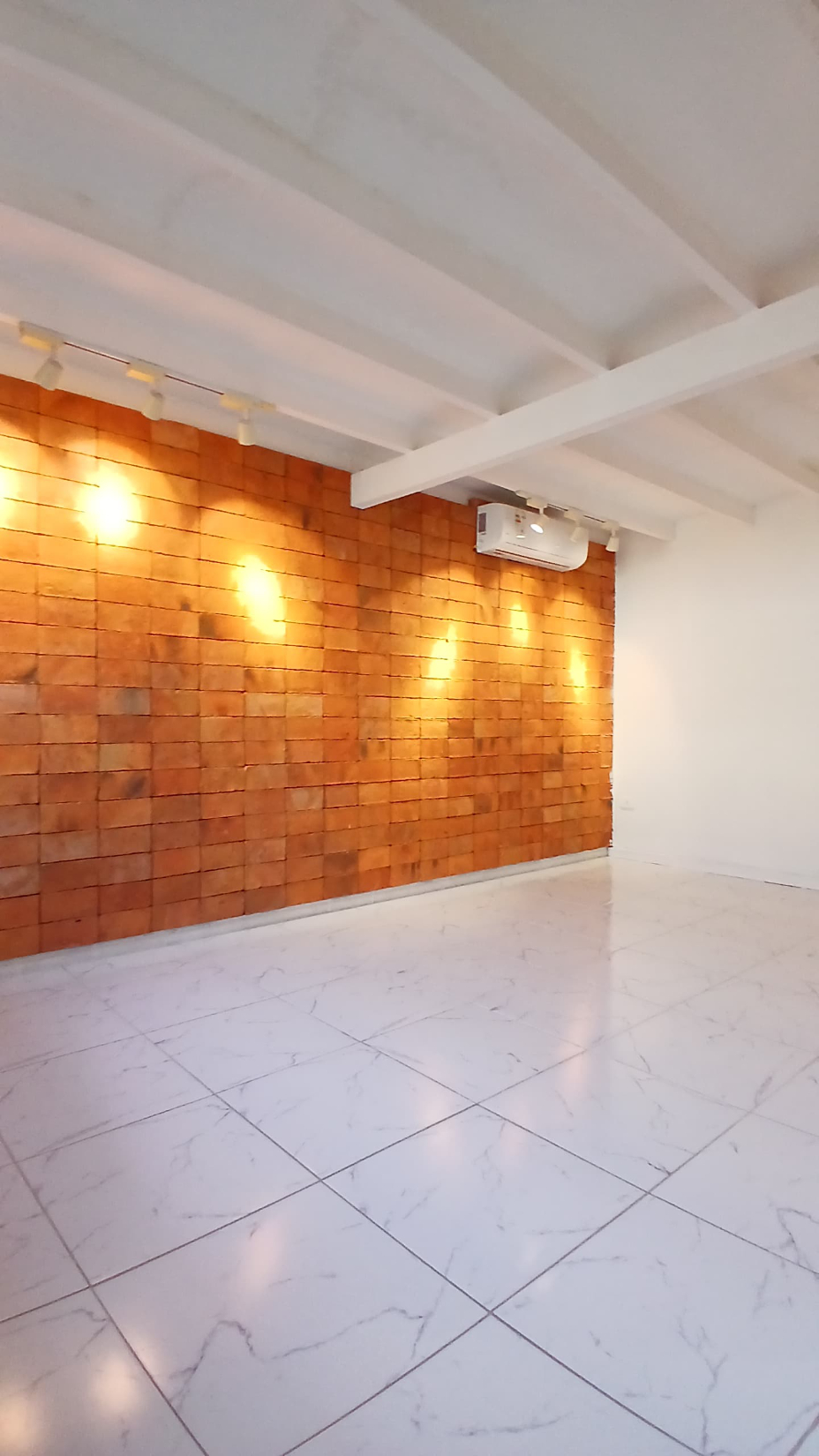ALQUILO HERMOSA CASA DE UNA PLANTA EN LOS LAURELES — foto 2