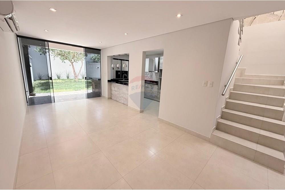 AMPLIO DUPLEX EN ALQUILER LAMBARE 3 DORMITORIOS — foto 3