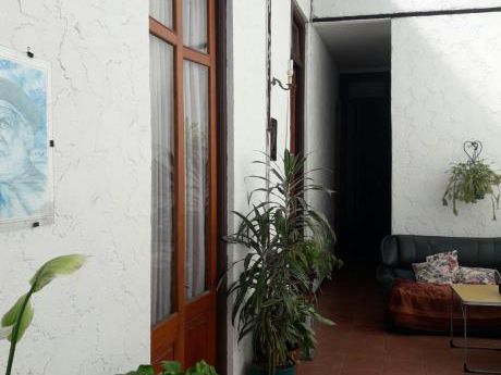 Muy Buena Casa De época En Barrio Bella Vista, Ideal Inversores!!