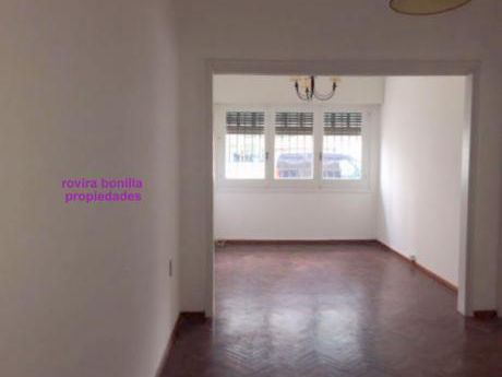 Tipo Casa. A Metros De La Rambla