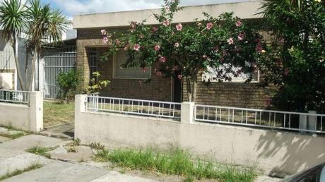 Casa Prolija A Una Cuadra De Cnel Raiz.