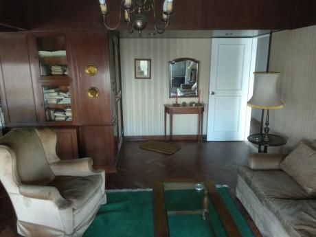 Apartamento De Estilo Con Garaje, Box, Portería Y Calefacción Central