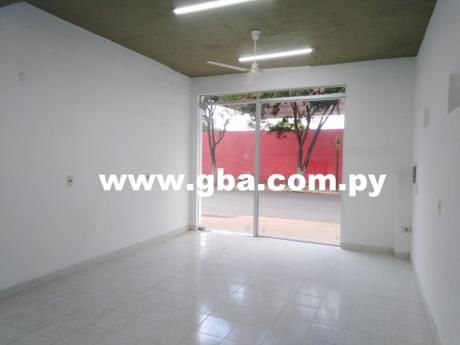 Salón Comercial Disponible! A Pasos De 2 Cuadras De Laguna Grande.