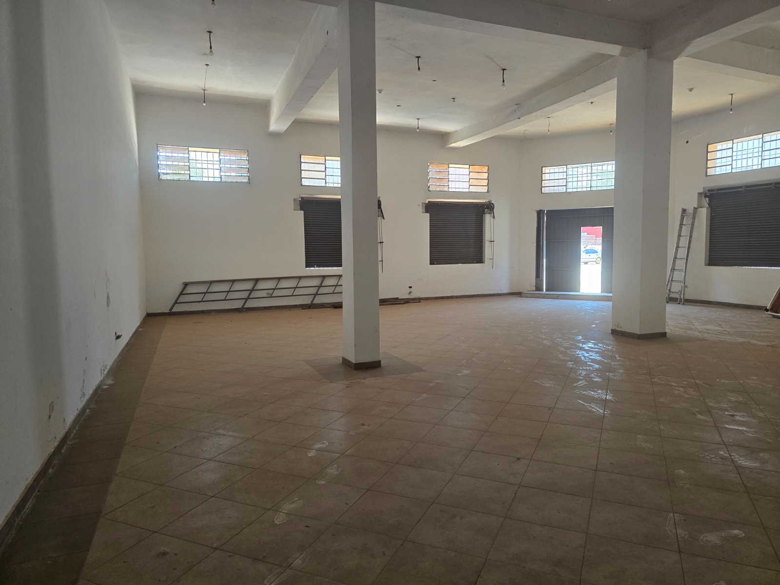 ALQUILER DE AMPLIO LOCAL COMERCIAL EN ZONA EUSEBIO AYALA Y BOGGIANI. 280 m². — foto 3