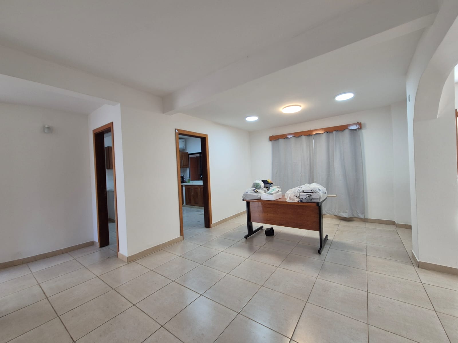 ALQUILER DE CASA ZONA MBURUCUYA, IDIAL PARA OFICINA — foto 2