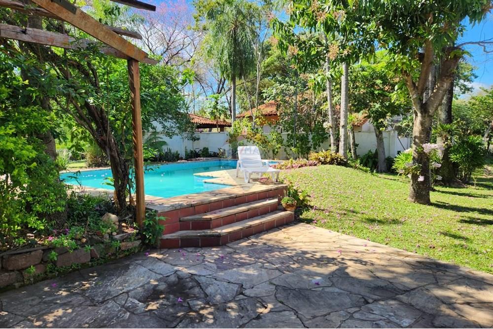 RESIDENCIA FRENTE AL LAGO YPACARAI, SAN BERNARDINO — foto 2