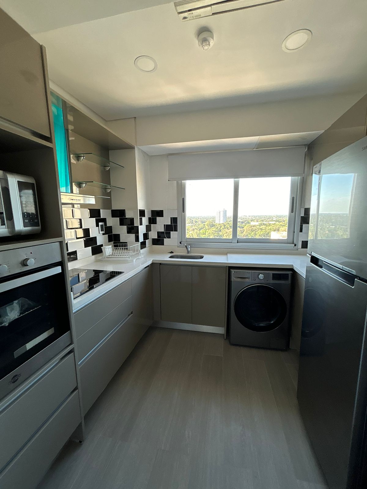Alquilo Hermoso y Amplio Dpto Amoblado de 2 Habit en Suite — foto 3