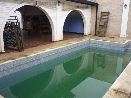 Residencia C/ Piscina En Mra A 200 Mts Transchaco Antes De La Expo