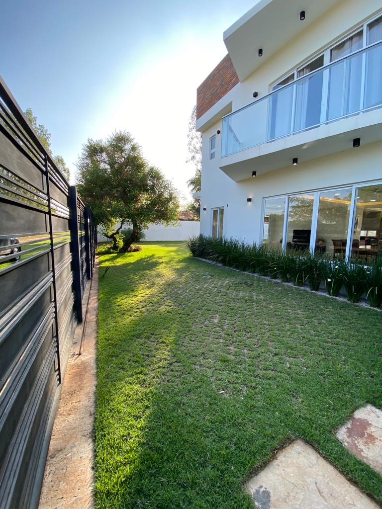 VENDO CASA AMOBLADA EN PUERTA DEL LAGO SAN BERNARDINO - sobre Avda. Principal — foto 2