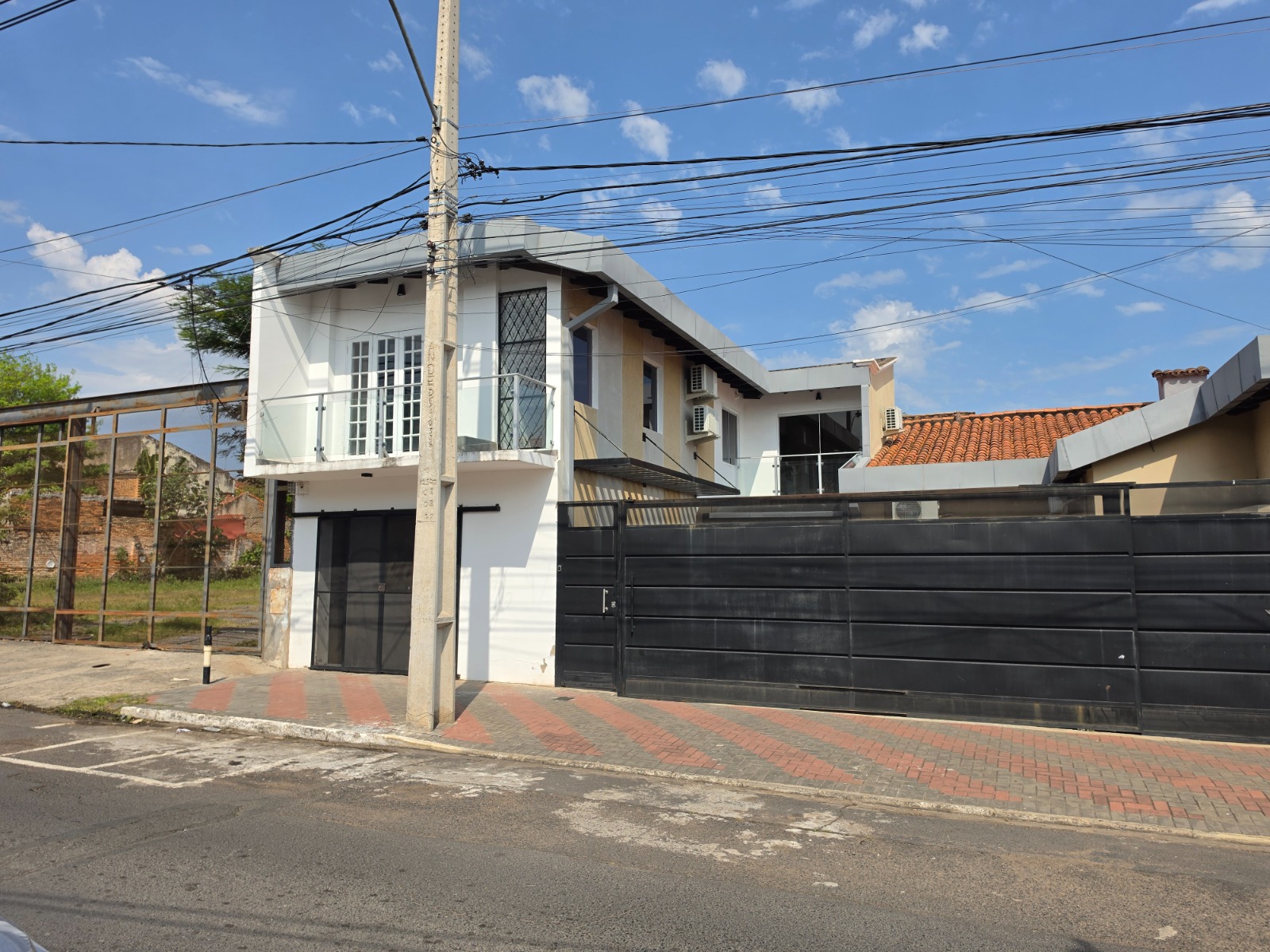 Alquilo oficina en Sajonia – 160 m² – Gs. 7.416.000
