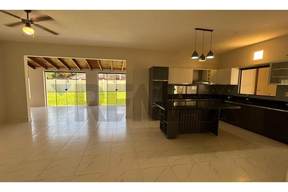 RESIDENCIA EN ESQUINA EN LUQUE — foto 2