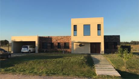 Casa Minimalista- Barrio Privado Colinas De Carrasco