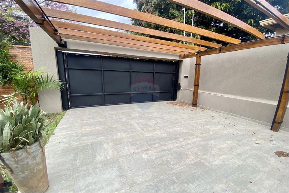LUMINOSA Y AMPLIA RESIDENCIA EN Bº MBURUCUYA — foto 3