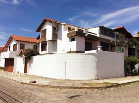 Hermosa Y Acogedora Casa De 3 Pisos