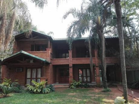 Amplia Residencia Con Piscina En Fernando De La Mora Norte