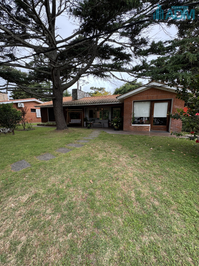 Casa en playa Mansa a 4 cuadras del mar, alquiler anual