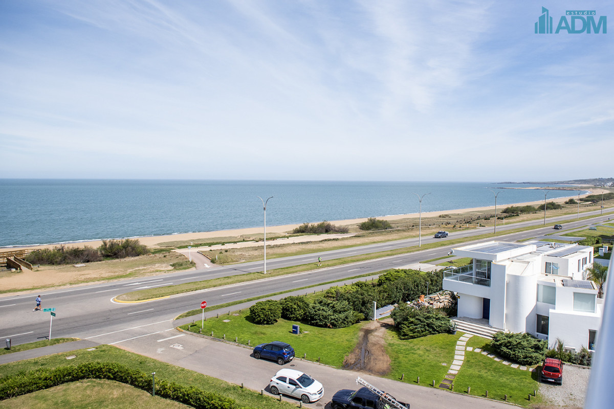 Vende departamento de 2 dormitorios en Playa Mansa, Punta del Este