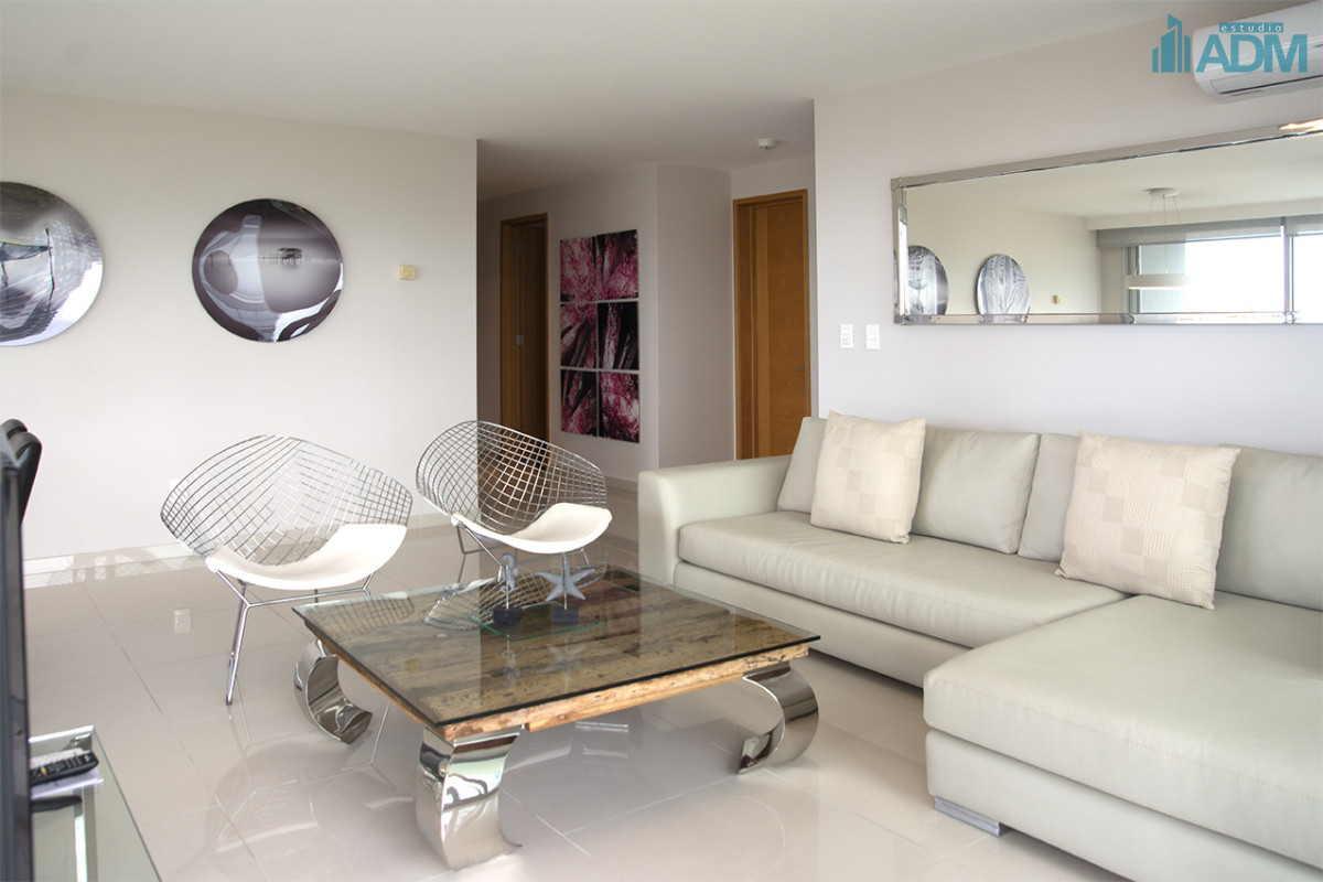 Apartamento de 3 Dormitorios en Playa Mansa en venta - A Pasos del Mar