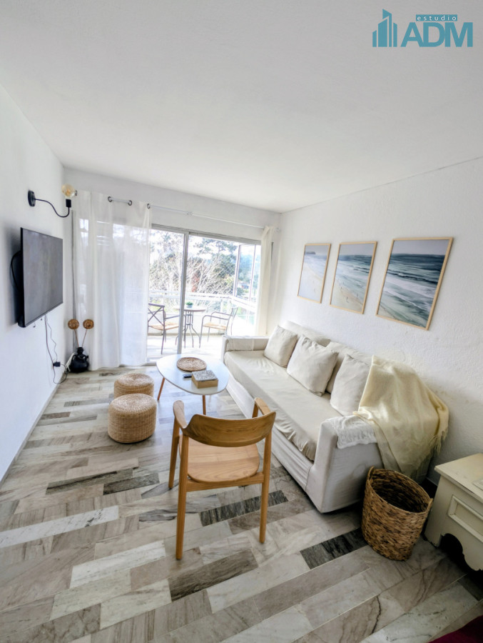 Apartamento de 3 dormitorios en venta en Punta del Este, bajos gastos comunes.