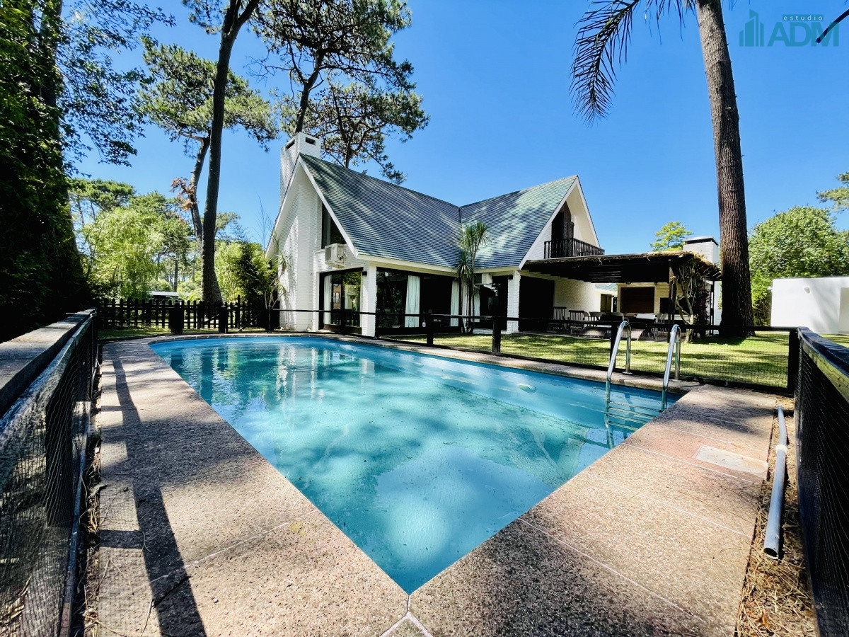 Alquiler anual de sólida y amplia casa de cinco dormitorios más dependencia de servicio y piscina, Lugano, Punta del Este