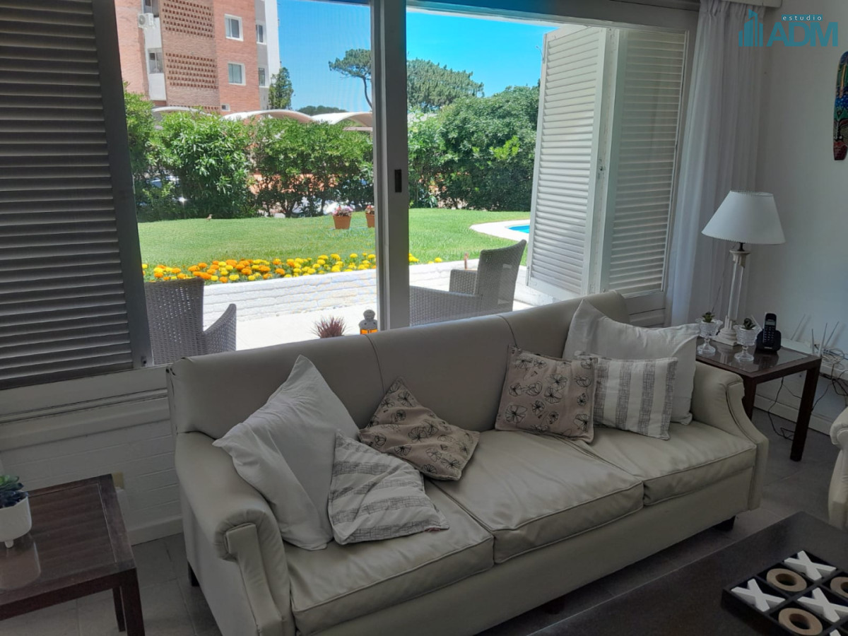 Casa en Venta. Excelente ubicación en Playa Mansa - Punta del Este