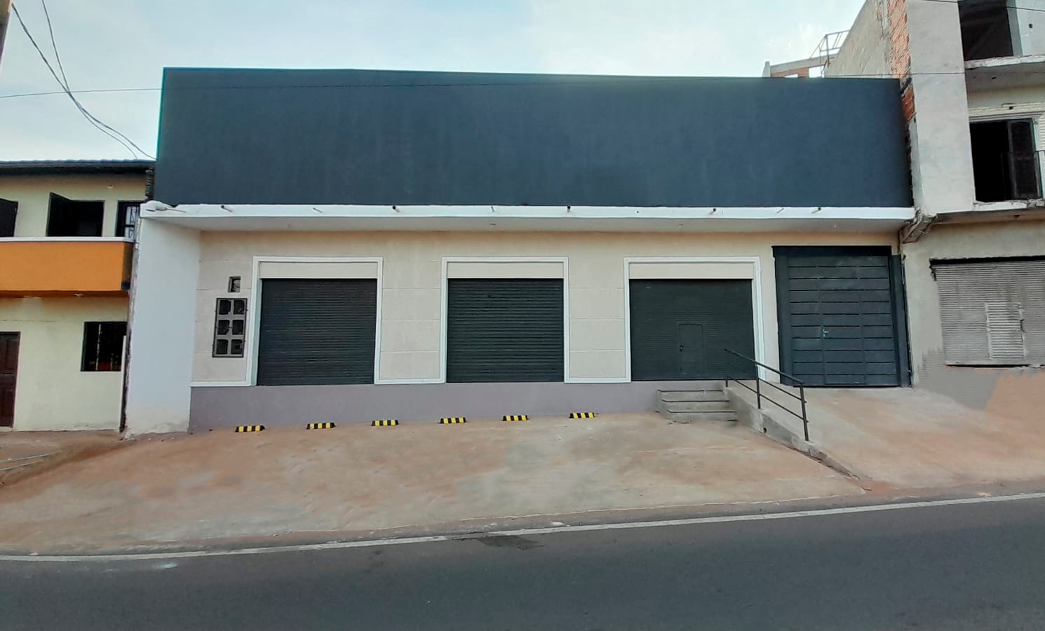 VENDO O ALQUILO SHOW ROOM EN ZONA 3 BOCAS - foto 1