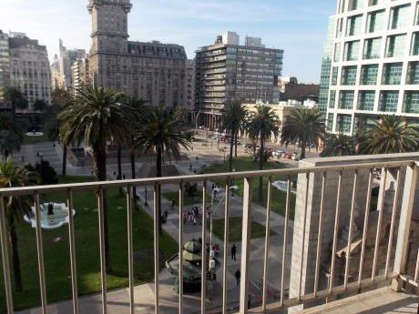 Frente A Plaza Independencia - Con Garage - Hermosa Vista!