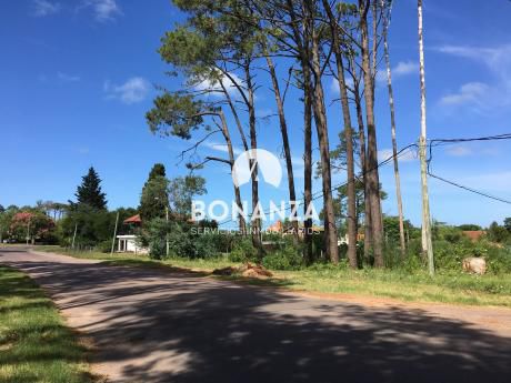 Terreno Esquina En Venta, Piriápolis, Barrio Country