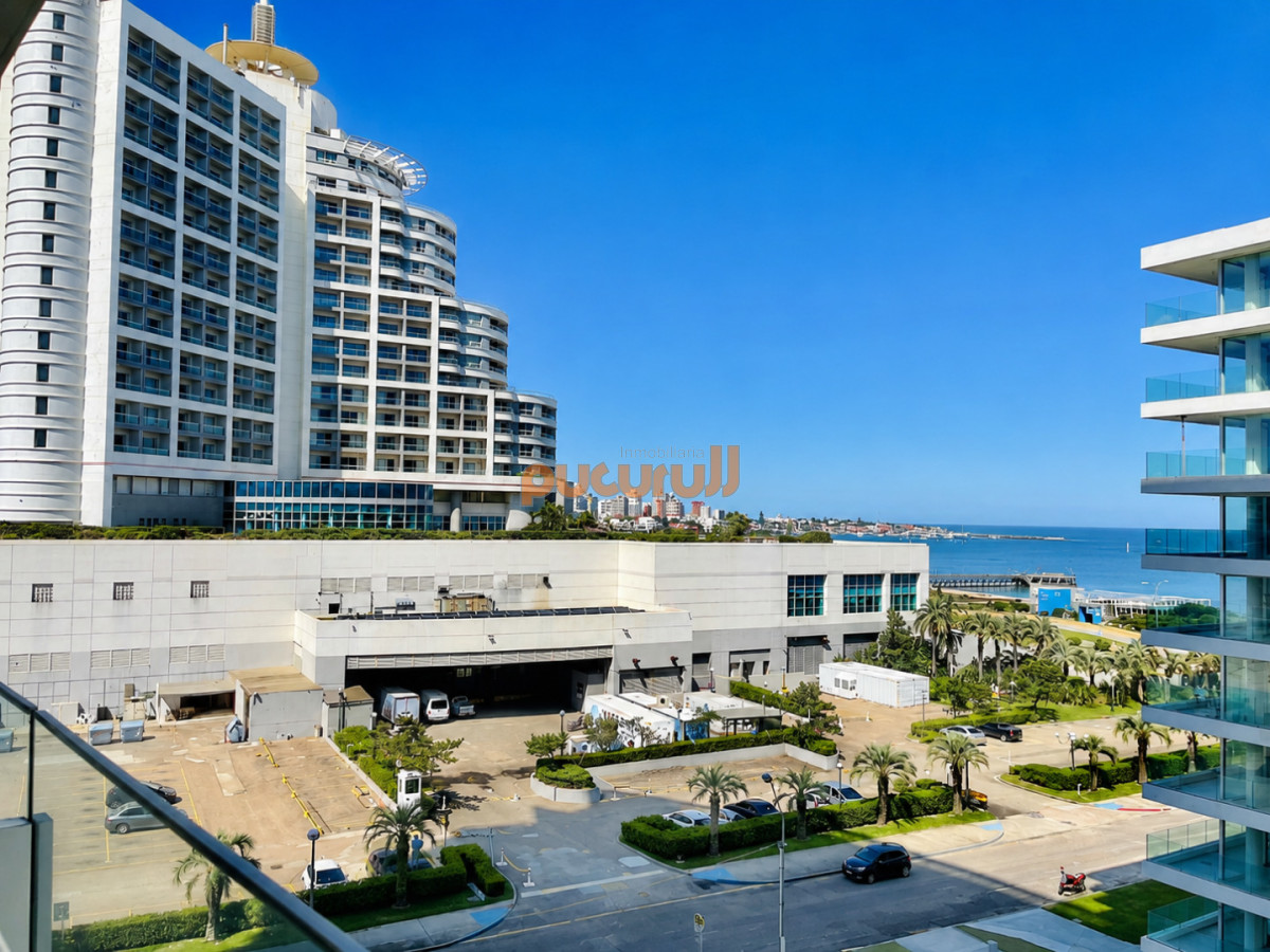 Apartamento de 2 Dormitorios a metros del mar y torre moderna, playa Mansa, Punta del Este