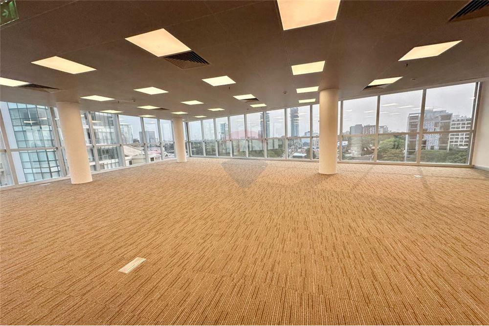 OFICINA A LA VENTA EN EDIFICIO PARK PLAZA CON 6 CH — foto 2