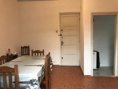Apartamento En Planta Baja Por Corredor Muy Luminoso