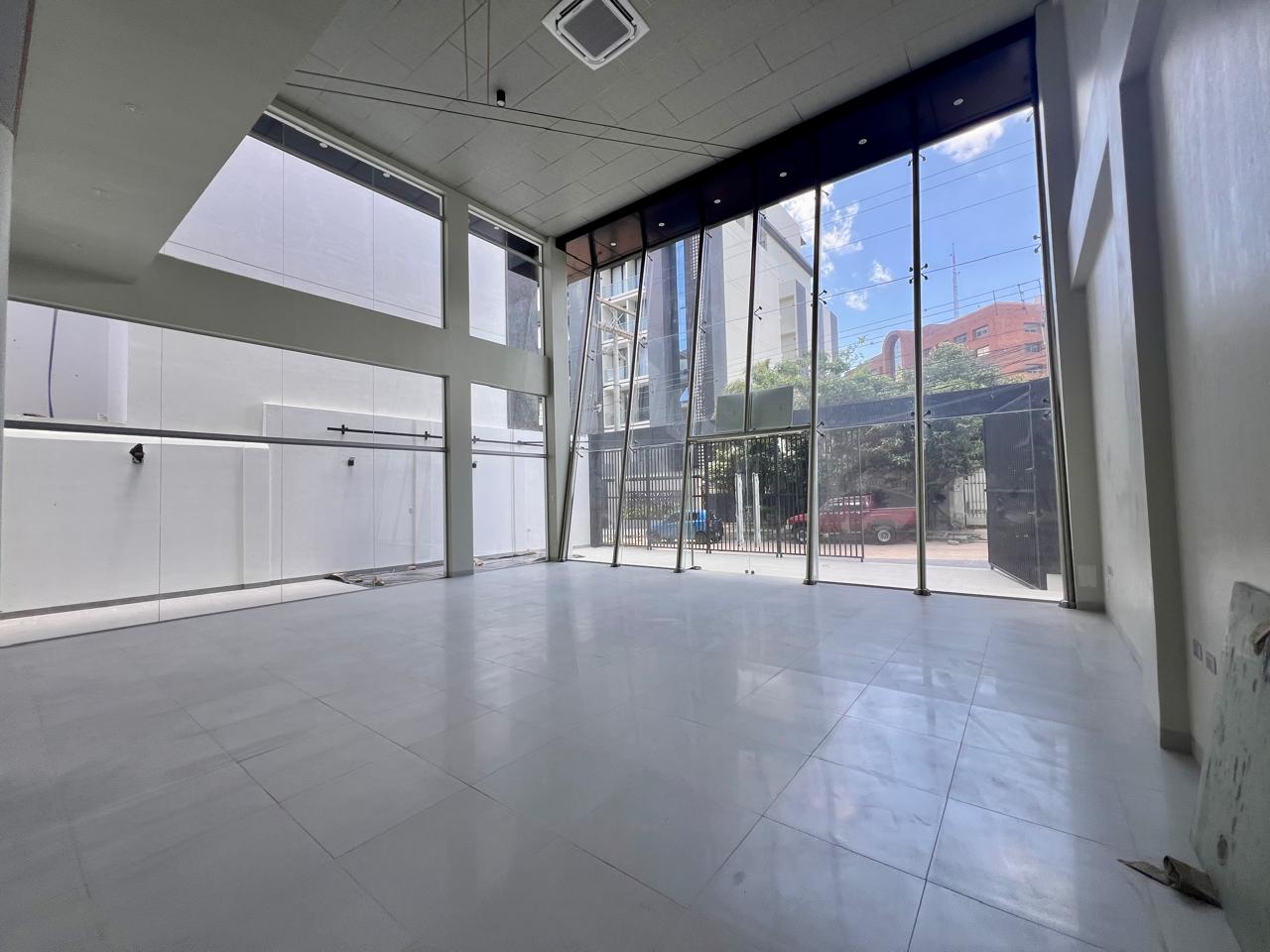 Showroom / Local En Alquiler - Equipetrol 