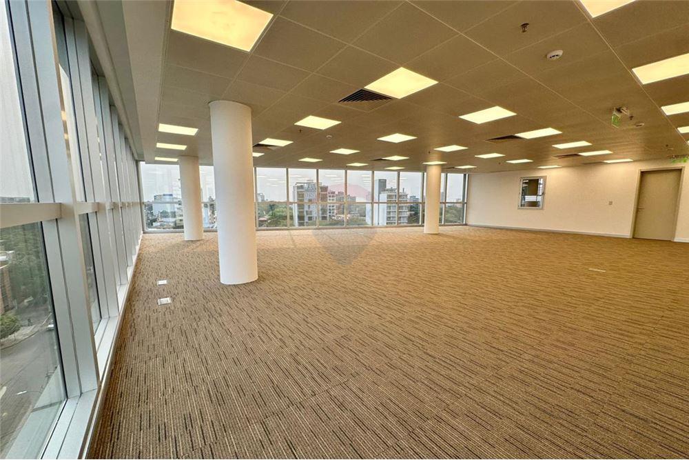 OFICINA A LA VENTA EN EDIFICIO PARK PLAZA CON 6 CH — foto 3