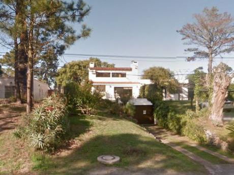 Lindo Chalet Ubicado En Zona Pinares