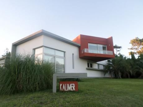Vista Al Mar. Parada 39 De La Mansa Y Laguna Del Diario, Punta Del Este