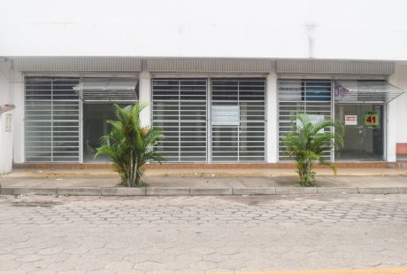 Amplio Local Comercial Calle Mercado