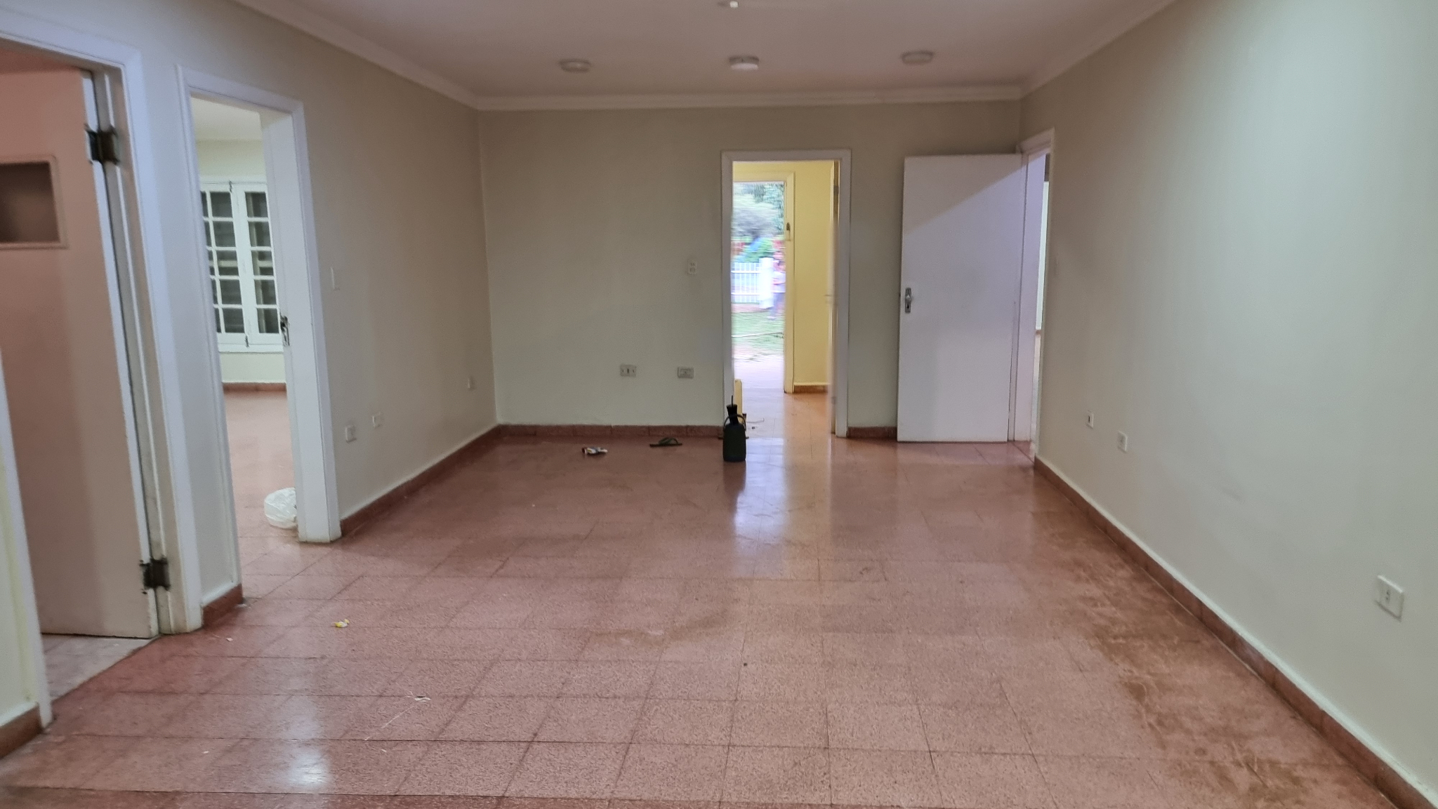 VENDO RESIDENCIA EN ÁREA 1!! UBICACIÓN ÚNICA!! — foto 3