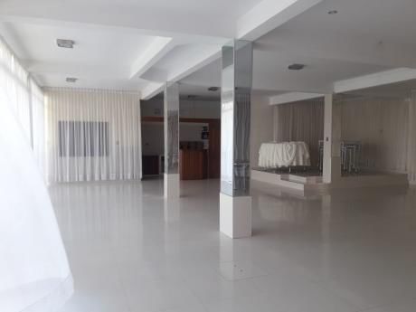 Amplio Local Comercial En Alquiler. Zona Norte