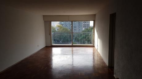 Apartamento En Alquiler De 2 Dormitorios Y Servicio, Con Garaje. Centro.