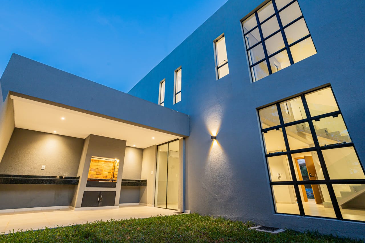 • VENDO HERMOSA CASA A ESTRENAR EN LUQUE - 165.000 USD • — foto 3