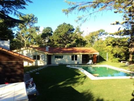 Acepta Permutas Espectacular Casa 4 Dormitorios Playa Mansa - Punta Del Este