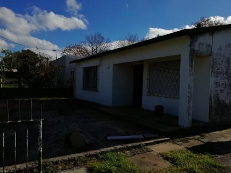 Casa A La Venta De 2 Dormitorios En Barrio Peñarol