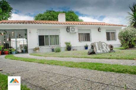 Hermosa Casa, Con Barbacoa Y Amplio Terreno, 480m2